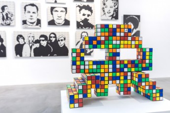 "Triple Trouble" exposition de Invader, Shepard Fairey et Damien Hirst à la Newport Street Gallery du 10 octobre 2025 au 29 mars 2026