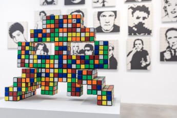 "Triple Trouble" exposition de Invader, Shepard Fairey et Damien Hirst à la Newport Street Gallery du 10 octobre 2025 au 29 mars 2026