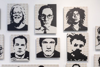 "Triple Trouble" exposition de Invader, Shepard Fairey et Damien Hirst à la Newport Street Gallery du 10 octobre 2025 au 29 mars 2026