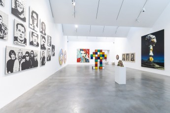 "Triple Trouble" exposition de Invader, Shepard Fairey et Damien Hirst à la Newport Street Gallery du 10 octobre 2025 au 29 mars 2026