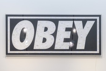 "Triple Trouble" exposition de Invader, Shepard Fairey et Damien Hirst à la Newport Street Gallery du 10 octobre 2025 au 29 mars 2026