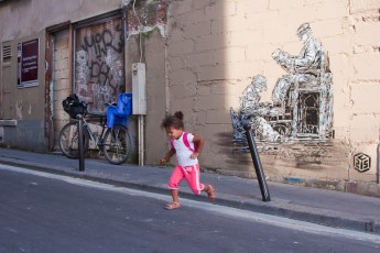 Manon en allant photographier un pochoir de C215 - Rue Jean Moinon 10è - Août 2009