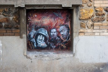 C215 à Vitry, un boulot splendide de Christian sur cette petite porte. Un premier pochoir du personnage central a été arraché partiellement mais Christian est revenu à la charge ! - Mai 2009