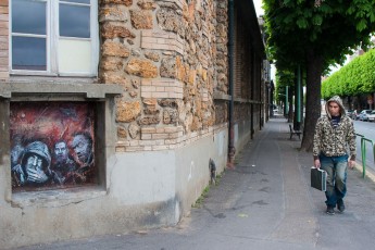 C215 à Vitry, un boulot splendide de Christian sur cette petite porte. Un premier pochoir du personnage central a été arraché partiellement mais Christian est revenu à la charge ! - Mai 2009