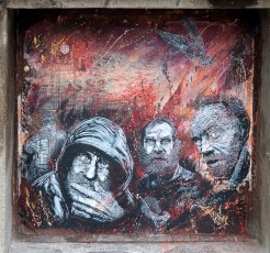 C215 à Vitry, un boulot splendide de Christian sur cette petite porte. Un premier pochoir du personnage central a été arraché partiellement mais Christian est revenu à la charge ! - Mai 2009