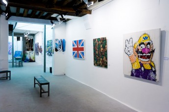 Le triptyque de skates de Jef Aérosol, le drapeau anglais de Tilt, un tableau de Jace et Wario de Tilt. Deck'on Street art à la Galerie Celal du 3 décembre 2011 au 7 janvier 2012. Expo réunissant des oeuvres de Alëxone, Gum, Jace, Jef Aérosol, Mist, Nasty, Smash137, Speedy Graphito, Sun7, Tanc et Tilt autour de projets de triptyques de skates en éditions limitées.