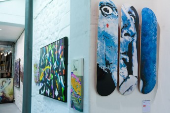 Les planches de Jef Aérosol avec une plaque de Nasty et Mist en arrière plan. Deck'on Street art à la Galerie Celal du 3 décembre 2011 au 7 janvier 2012. Expo réunissant des oeuvres de Alëxone, Gum, Jace, Jef Aérosol, Mist, Nasty, Smash137, Speedy Graphito, Sun7, Tanc et Tilt autour de projets de triptyques de skates en éditions limitées.