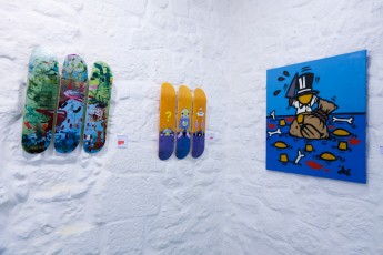 Les planches de Alëxone et Jace et un tableau de Jace. Deck'on Street art à la Galerie Celal du 3 décembre 2011 au 7 janvier 2012. Expo réunissant des oeuvres de Alëxone, Gum, Jace, Jef Aérosol, Mist, Nasty, Smash137, Speedy Graphito, Sun7, Tanc et Tilt autour de projets de triptyques de skates en éditions limitées.