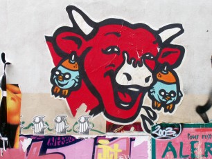 Collages quai de Valmy 10è - La vache qui rit et personnages de Pez - Mai 2003
