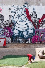 Samedi 29 août 2009. De passage à la Forge avec Manon... Le bibendum Michelin détruit une fresque de M-City - Août 2009