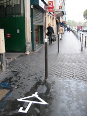 Parapluie sur le (nouveau) trottoir de la rue de la Roquette 11è - Octobre 2006
