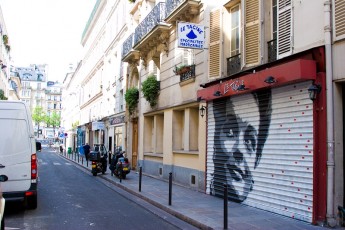 Jef Aérosol - Romy Schneider - Rue de Crussol 11è sur la grille du restaurant 'Le Tagine' - Mai 2008