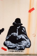 Jef Aérosol - Rue du Père Teilhard de Chardin 05è - Le flutiste assis - Juin 2006