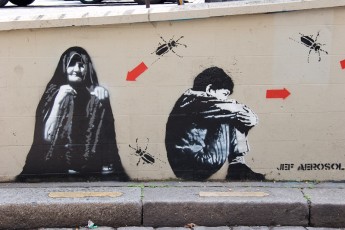Jef Aérosol - Rue Edouard Quenu 05è - Vieille mendiante et sitting kid - Juin 2006