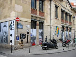 JR - Avec le reste des artistes présents à l'expo notamment G et sa série de photo sur les CRS aux manifs anti-CPE - Avril 2006