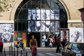 Entrée de l'Espace des Blancs-Manteaux avec toutes les affiches de JR - Avril 2006