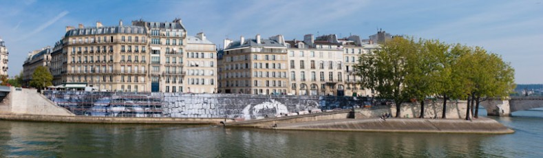 Affichage de JR sur l'Île Saint-Louis à Paris dans le cadre de son projet "Women are Heroes". Work in progress... Début de l'affichage en septembre 2009 à l'occasion de "La Nuit Blanche" (3 octobre), les photos ont disparues progressivement après de grosses pluies mi-octobre - Octobre 2009