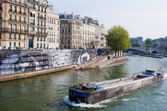 Affichage de JR sur l'Île Saint-Louis à Paris dans le cadre de son projet "Women are Heroes". Work in progress... Début de l'affichage en septembre 2009 à l'occasion de "La Nuit Blanche" (3 octobre), les photos ont disparues progressivement après de grosses pluies mi-octobre - Octobre 2009