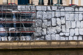 Affichage de JR sur l'Île Saint-Louis à Paris dans le cadre de son projet "Women are Heroes". Work in progress... Début de l'affichage en septembre 2009 à l'occasion de "La Nuit Blanche" (3 octobre), les photos ont disparues progressivement après de grosses pluies mi-octobre - Octobre 2009