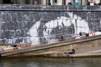 Affichage de JR sur l'Île Saint-Louis à Paris dans le cadre de son projet "Women are Heroes". Début de l'affichage en septembre 2009 à l'occasion de "La Nuit Blanche" (3 octobre), les photos ont disparues progressivement après de grosses pluies mi-octobre - Octobre 2009