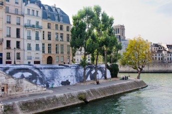 Affichage de JR sur l'Île Saint-Louis à Paris dans le cadre de son projet "Women are Heroes". Début de l'affichage en septembre 2009 à l'occasion de "La Nuit Blanche" (3 octobre), les photos ont disparues progressivement après de grosses pluies mi-octobre - Octobre 2009