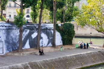 Affichage de JR sur l'Île Saint-Louis à Paris dans le cadre de son projet "Women are Heroes". Début de l'affichage en septembre 2009 à l'occasion de "La Nuit Blanche" (3 octobre), les photos ont disparues progressivement après de grosses pluies mi-octobre - Octobre 2009