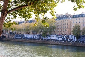 Affichage de JR sur l'Île Saint-Louis à Paris dans le cadre de son projet "Women are Heroes". Début de l'affichage en septembre 2009 à l'occasion de "La Nuit Blanche" (3 octobre), les photos ont disparues progressivement après de grosses pluies mi-octobre - Octobre 2009