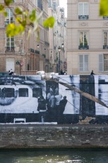 Affichage de JR sur l'Île Saint-Louis à Paris dans le cadre de son projet "Women are Heroes". Début de l'affichage en septembre 2009 à l'occasion de "La Nuit Blanche" (3 octobre), les photos ont disparues progressivement après de grosses pluies mi-octobre - Octobre 2009