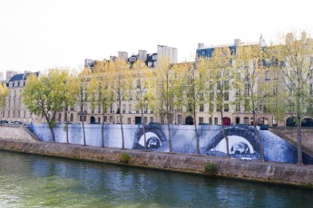 Affichage de JR sur l'Île Saint-Louis à Paris dans le cadre de son projet "Women are Heroes". Début de l'affichage en septembre 2009 à l'occasion de "La Nuit Blanche" (3 octobre), les photos ont disparues progressivement après de grosses pluies mi-octobre - Octobre 2009