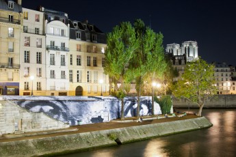 Affichage de JR sur l'Île Saint-Louis à Paris dans le cadre de son projet "Women are Heroes". Début de l'affichage en septembre 2009 à l'occasion de "La Nuit Blanche" (3 octobre), les photos ont disparues progressivement après de grosses pluies mi-octobre - Octobre 2009