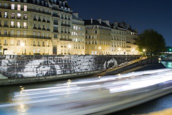 Affichage de JR sur l'Île Saint-Louis à Paris dans le cadre de son projet "Women are Heroes". Début de l'affichage en septembre 2009 à l'occasion de "La Nuit Blanche" (3 octobre), les photos ont disparues progressivement après de grosses pluies mi-octobre - Octobre 2009