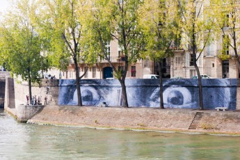 Affichage de JR sur l'Île Saint-Louis à Paris dans le cadre de son projet "Women are Heroes". Work in progress... Début de l'affichage en septembre 2009 à l'occasion de "La Nuit Blanche" (3 octobre), les photos ont disparues progressivement après de grosses pluies mi-octobre - Octobre 2009