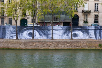 Affichage de JR sur l'Île Saint-Louis à Paris dans le cadre de son projet "Women are Heroes". Début de l'affichage en septembre 2009 à l'occasion de "La Nuit Blanche" (3 octobre), les photos ont disparues progressivement après de grosses pluies mi-octobre - Octobre 2009