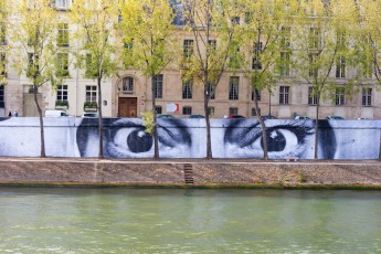 Affichage de JR sur l'Île Saint-Louis à Paris dans le cadre de son projet "Women are Heroes". Début de l'affichage en septembre 2009 à l'occasion de "La Nuit Blanche" (3 octobre), les photos ont disparues progressivement après de grosses pluies mi-octobre - Octobre 2009