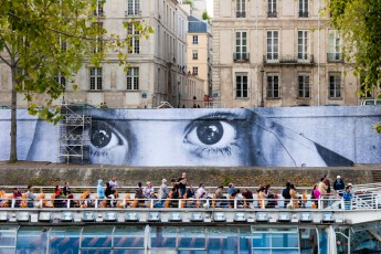 Affichage de JR sur l'Île Saint-Louis à Paris dans le cadre de son projet "Women are Heroes". Début de l'affichage en septembre 2009 à l'occasion de "La Nuit Blanche" (3 octobre), les photos ont disparues progressivement après de grosses pluies mi-octobre - Octobre 2009