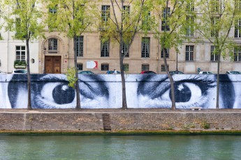 Affichage de JR sur l'Île Saint-Louis à Paris dans le cadre de son projet "Women are Heroes". Début de l'affichage en septembre 2009 à l'occasion de "La Nuit Blanche" (3 octobre), les photos ont disparues progressivement après de grosses pluies mi-octobre - Octobre 2009