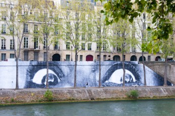 Affichage de JR sur l'Île Saint-Louis à Paris dans le cadre de son projet "Women are Heroes". Début de l'affichage en septembre 2009 à l'occasion de "La Nuit Blanche" (3 octobre), les photos ont disparues progressivement après de grosses pluies mi-octobre - Octobre 2009