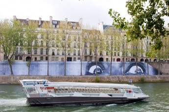 Affichage de JR sur l'Île Saint-Louis à Paris dans le cadre de son projet "Women are Heroes". Début de l'affichage en septembre 2009 à l'occasion de "La Nuit Blanche" (3 octobre), les photos ont disparues progressivement après de grosses pluies mi-octobre - Octobre 2009