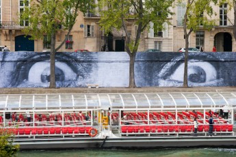 Affichage de JR sur l'Île Saint-Louis à Paris dans le cadre de son projet "Women are Heroes". Début de l'affichage en septembre 2009 à l'occasion de "La Nuit Blanche" (3 octobre), les photos ont disparues progressivement après de grosses pluies mi-octobre - Octobre 2009