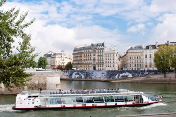 Affichage de JR sur l'Île Saint-Louis à Paris dans le cadre de son projet "Women are Heroes". Début de l'affichage en septembre 2009 à l'occasion de "La Nuit Blanche" (3 octobre), les photos ont disparues progressivement après de grosses pluies mi-octobre - Octobre 2009