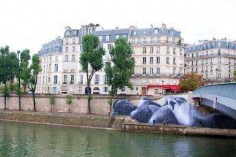 Affichage de JR sur l'Île Saint-Louis à Paris dans le cadre de son projet "Women are Heroes". Début de l'affichage en septembre 2009 à l'occasion de "La Nuit Blanche" (3 octobre), les photos ont disparues progressivement après de grosses pluies mi-octobre - Octobre 2009