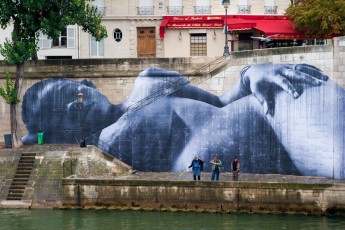 Affichage de JR sur l'Île Saint-Louis à Paris dans le cadre de son projet "Women are Heroes". Début de l'affichage en septembre 2009 à l'occasion de "La Nuit Blanche" (3 octobre), les photos ont disparues progressivement après de grosses pluies mi-octobre - Octobre 2009