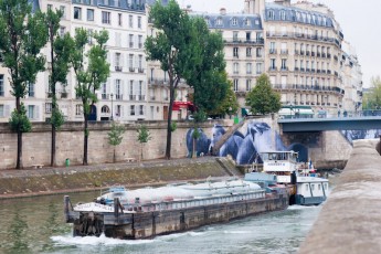 Affichage de JR sur l'Île Saint-Louis à Paris dans le cadre de son projet "Women are Heroes". Début de l'affichage en septembre 2009 à l'occasion de "La Nuit Blanche" (3 octobre), les photos ont disparues progressivement après de grosses pluies mi-octobre - Octobre 2009