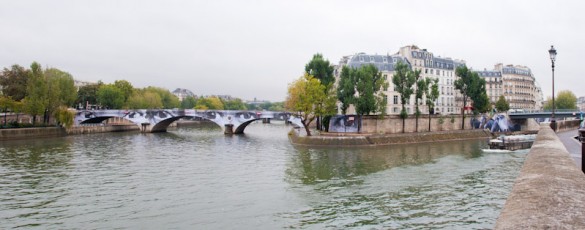 Affichage de JR sur l'Île Saint-Louis à Paris dans le cadre de son projet "Women are Heroes". Début de l'affichage en septembre 2009 à l'occasion de "La Nuit Blanche" (3 octobre), les photos ont disparues progressivement après de grosses pluies mi-octobre - Octobre 2009