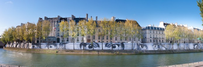 Affichage de JR sur l'Île Saint-Louis à Paris dans le cadre de son projet "Women are Heroes". Début de l'affichage en septembre 2009 à l'occasion de "La Nuit Blanche" (3 octobre), les photos ont disparues progressivement après de grosses pluies mi-octobre - Octobre 2009