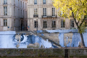 Affichage de JR sur l'Île Saint-Louis à Paris dans le cadre de son projet "Women are Heroes". Début de l'affichage en septembre 2009 à l'occasion de "La Nuit Blanche" (3 octobre), les photos ont disparues progressivement après de grosses pluies mi-octobre - Octobre 2009