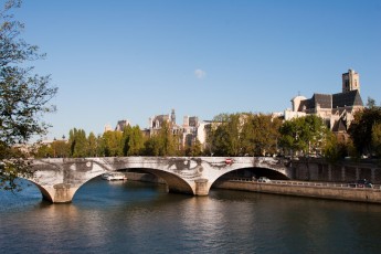 Affichage de JR sur l'Île Saint-Louis à Paris dans le cadre de son projet "Women are Heroes". Début de l'affichage en septembre 2009 à l'occasion de "La Nuit Blanche" (3 octobre), les photos ont disparues progressivement après de grosses pluies mi-octobre - Octobre 2009