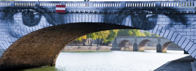 Affichage de JR sur l'Île Saint-Louis à Paris dans le cadre de son projet "Women are Heroes". Début de l'affichage en septembre 2009 à l'occasion de "La Nuit Blanche" (3 octobre), les photos ont disparues progressivement après de grosses pluies mi-octobre - Octobre 2009