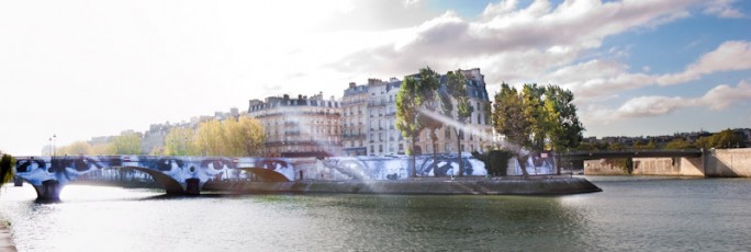 Affichage de JR sur l'Île Saint-Louis à Paris dans le cadre de son projet "Women are Heroes". Début de l'affichage en septembre 2009 à l'occasion de "La Nuit Blanche" (3 octobre), les photos ont disparues progressivement après de grosses pluies mi-octobre - Octobre 2009