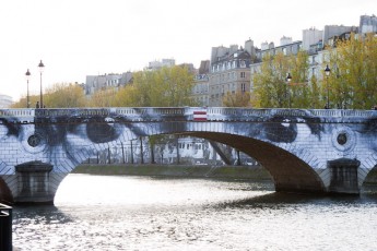 Affichage de JR sur l'Île Saint-Louis à Paris dans le cadre de son projet "Women are Heroes". Début de l'affichage en septembre 2009 à l'occasion de "La Nuit Blanche" (3 octobre), les photos ont disparues progressivement après de grosses pluies mi-octobre - Octobre 2009